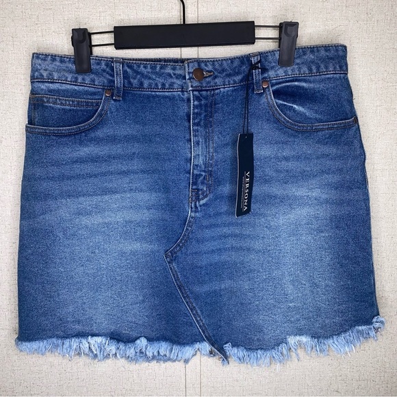 SOLD✨NWT Versona Size 14 Denim Mini Skirt with Raw Fringe Hem - Picture 1 of 7